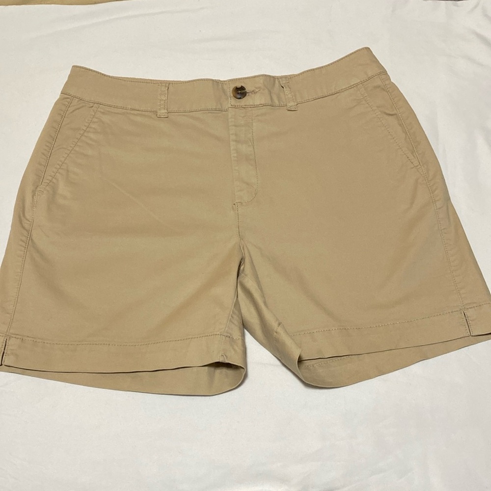 Old Navy Women’s Tan Khaki
Everyday Shorts | High-Rise | Stretch | Size: 8